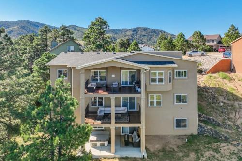 Palmer Lake Villa | Stargazer Paradise - Top Spot Hot Tub Gym Man Cave