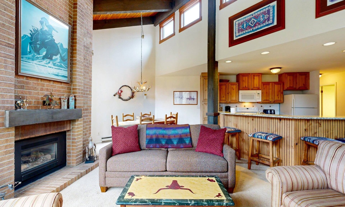 Steamboat Springs Ski Chalet | Steamboat ski lodge one block from gondola with pool & hot tubs