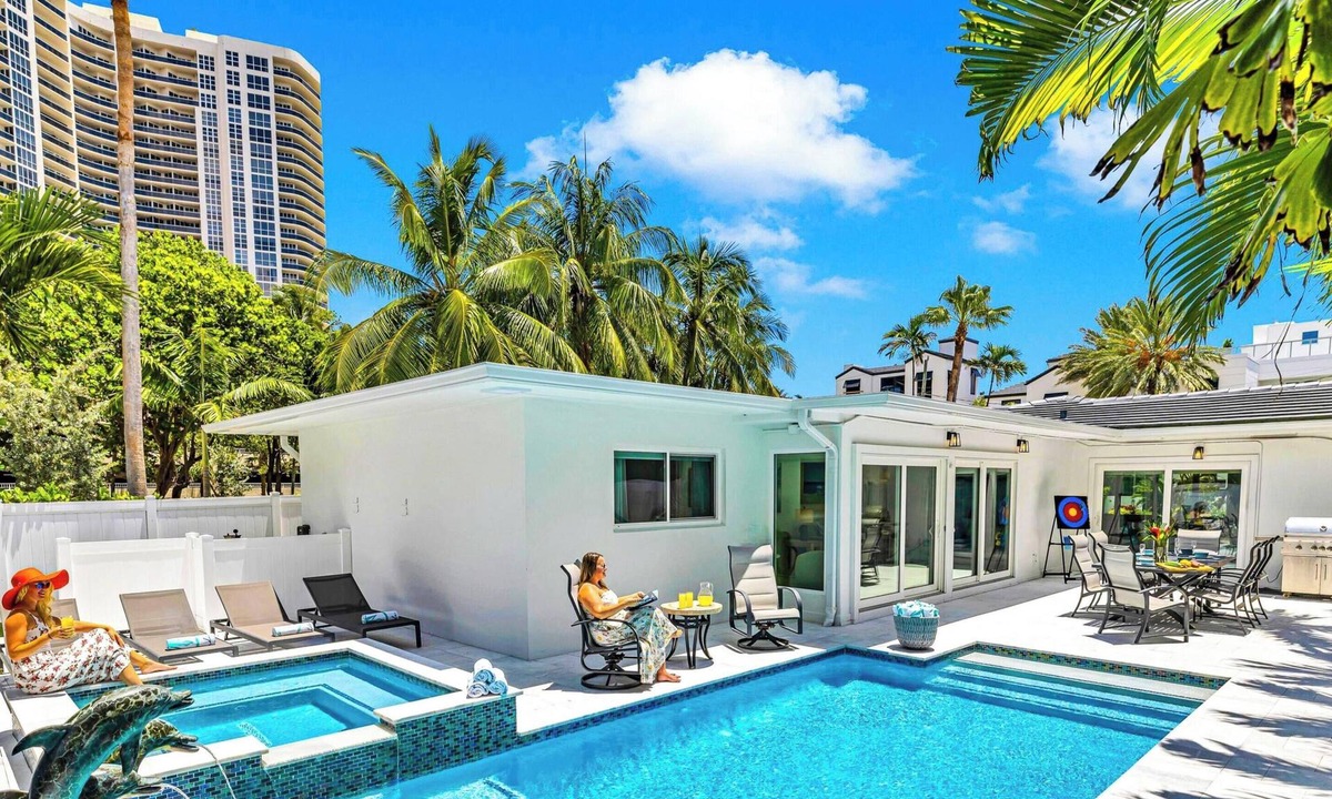 Lauderdale Beach House | Steps to Beach/Heated Pool/Kiwi Key/Residences