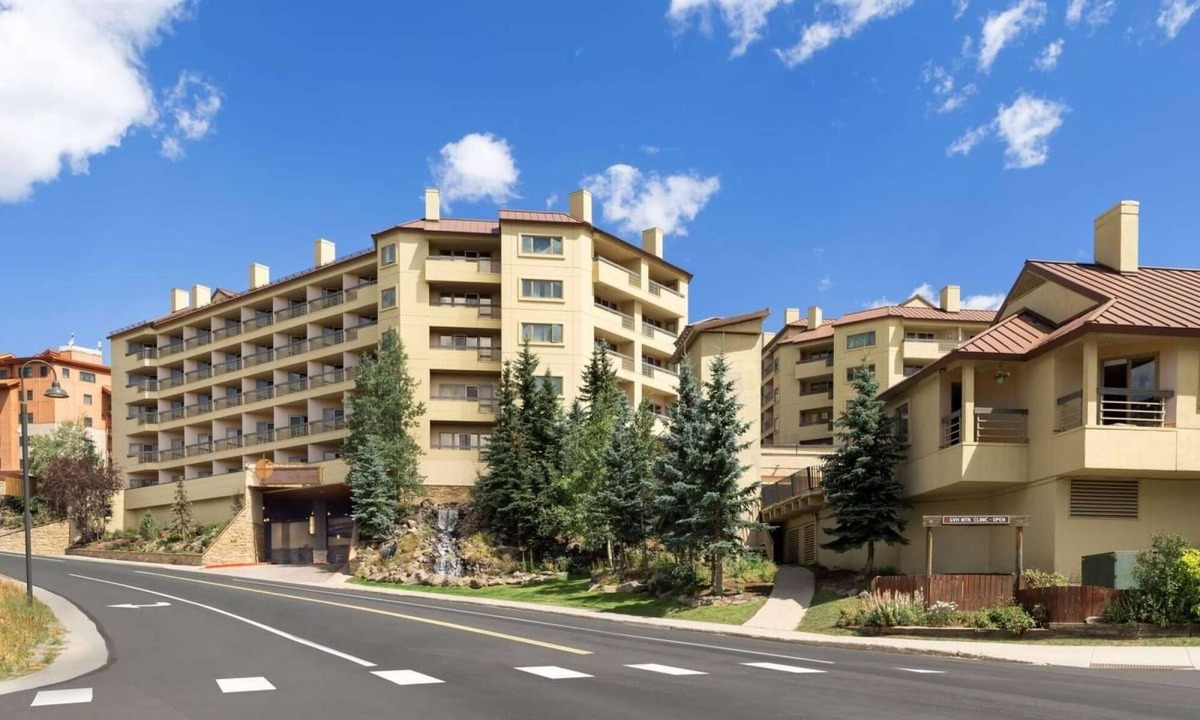 Crested Butte Hotel | Steps to Mt. Crested Butte + Skiing. Dining. Spa.