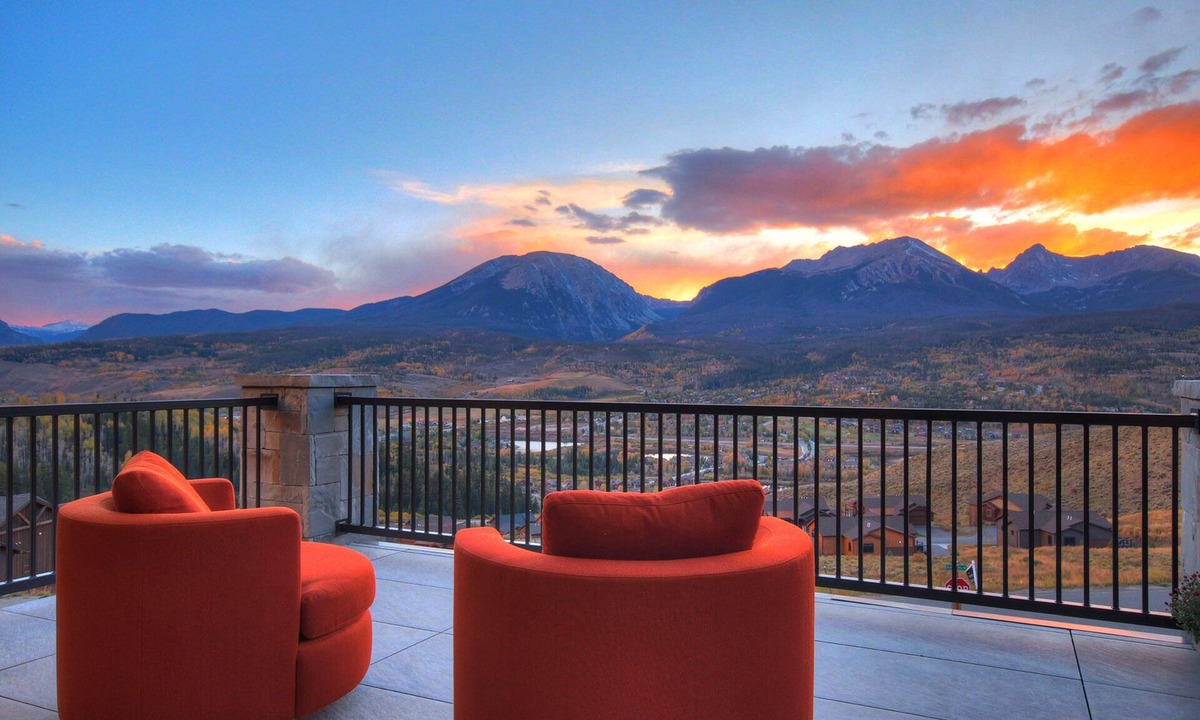 Angler Mountain Ranch House | Stunning #1 award winning Mountain Home. Spectacular Views - No Chores!