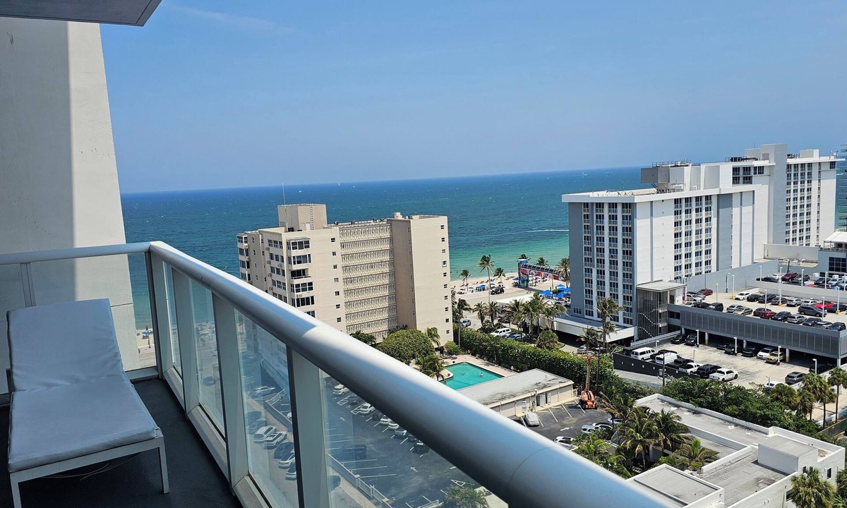 Central Beach Condo | Stunning 15th flr 2BR/2BA W Resort Condo steps to Beach