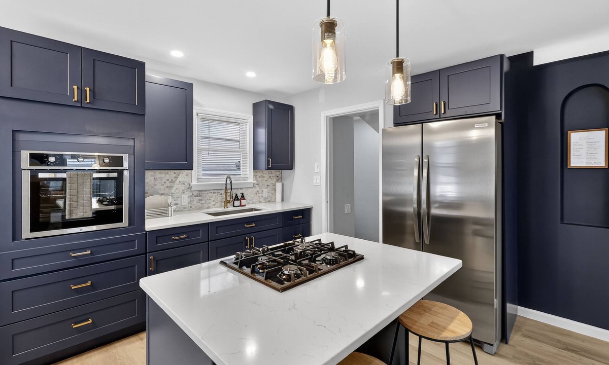 Parma House | Stunning Modern Home close to Downtown & Airport