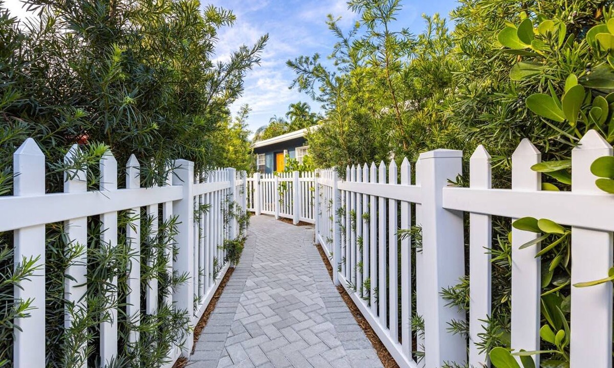 Sailboat Bend Apartment | Stylish 2 BR Condo - Free Parking on Premises