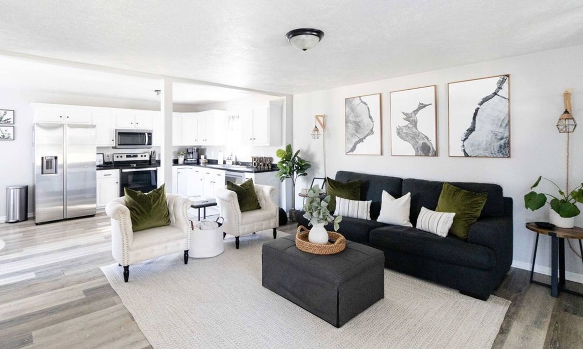 Geneva House | Stylish Home in Geneva, Ohio | Near Wineries | SPIRE | GOTL, Newly Renovated 4 Bedroom House in Ohio.