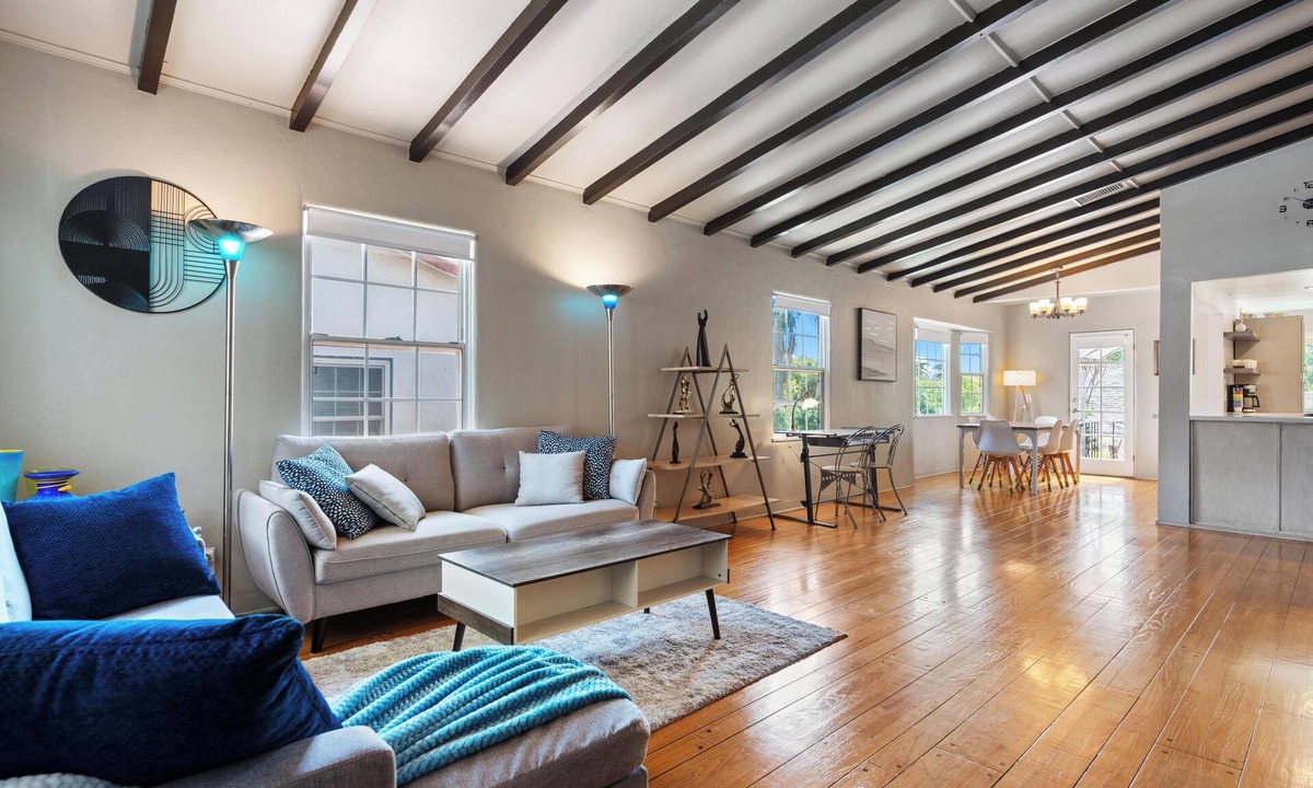 Los Angeles House | Stylish LA Retreat in a Tranquil Neighborhood
