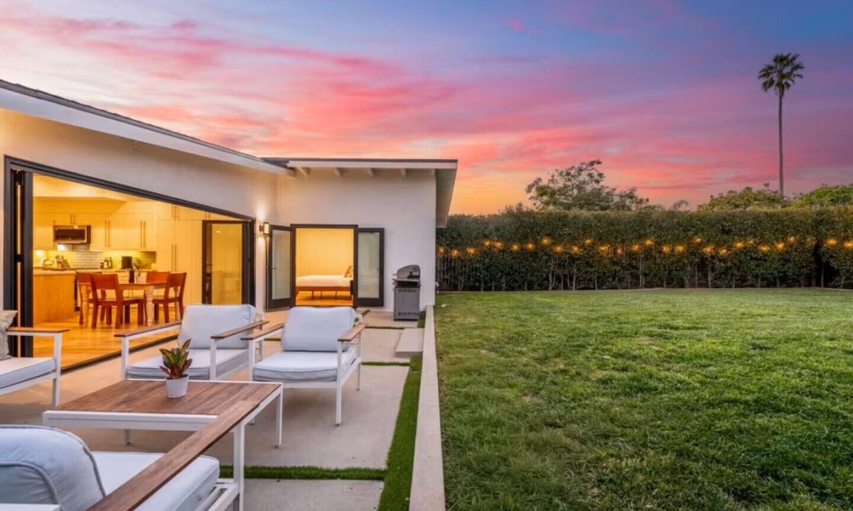 West Mesa House | Stylish Mid-Century Modern 3 BR West Mesa Retreat-Walk to Beach & Pet Friendly!