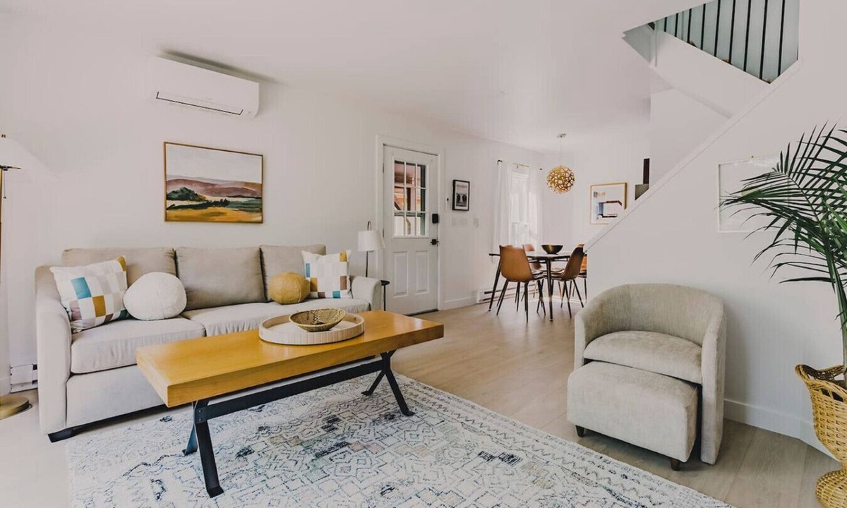 Carbondale House | Stylish Mid-Mod Downtown Retreat