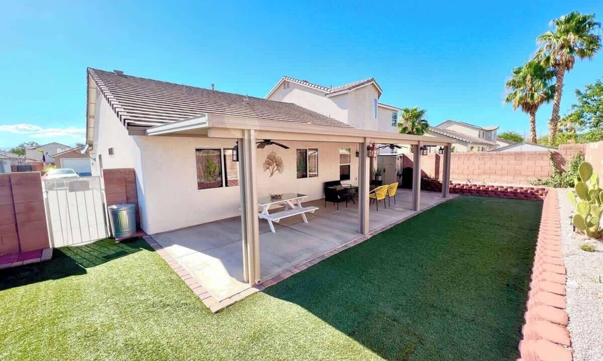 Sunrise Manor House | Stylish Serenity - Gated!