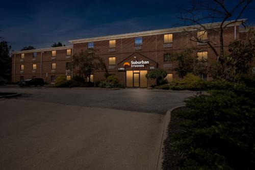 Akron Hotel | Suburban Studios Copley Akron West
