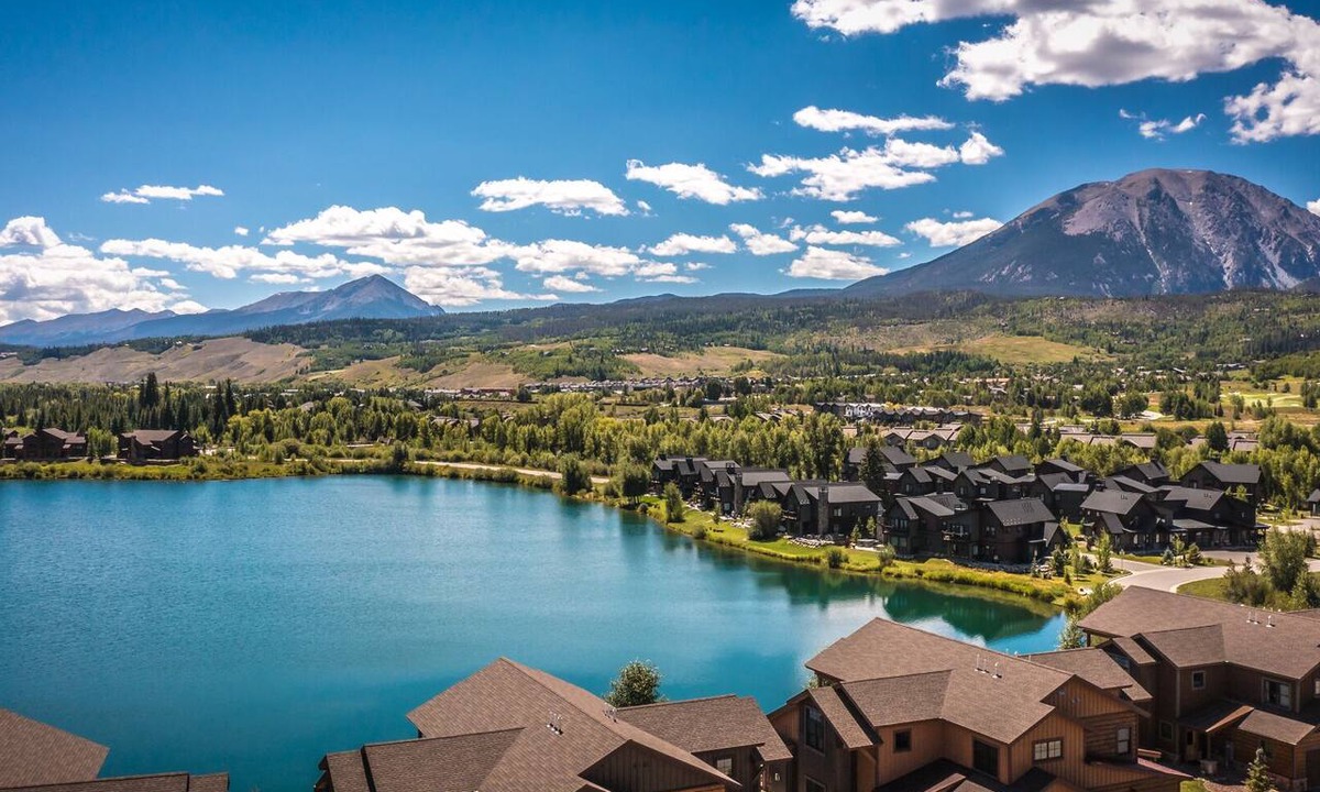 South Forty House | *Summer Sale* Private Neighborhood Lake - Close to Raven Golf Club - Living Rooms + Outdoor Dining