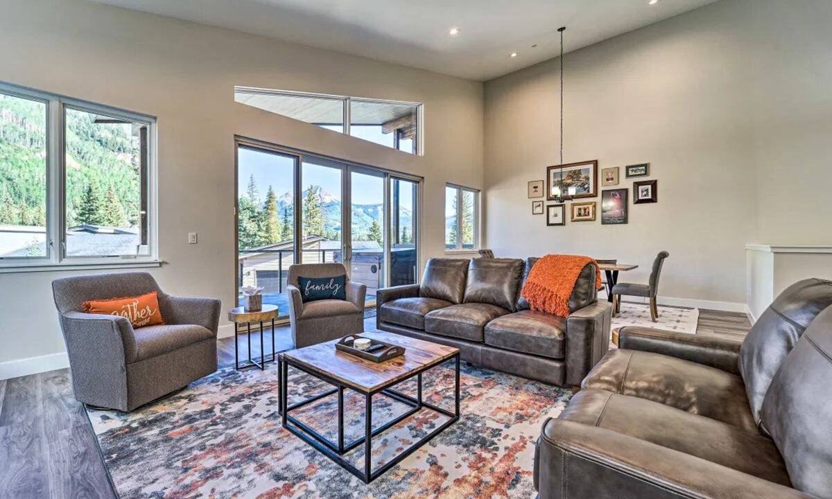 Purgatory House | Summer Vibes Only: Jacuzzi + Lake Views Just Minutes from Durango Tesla Charger