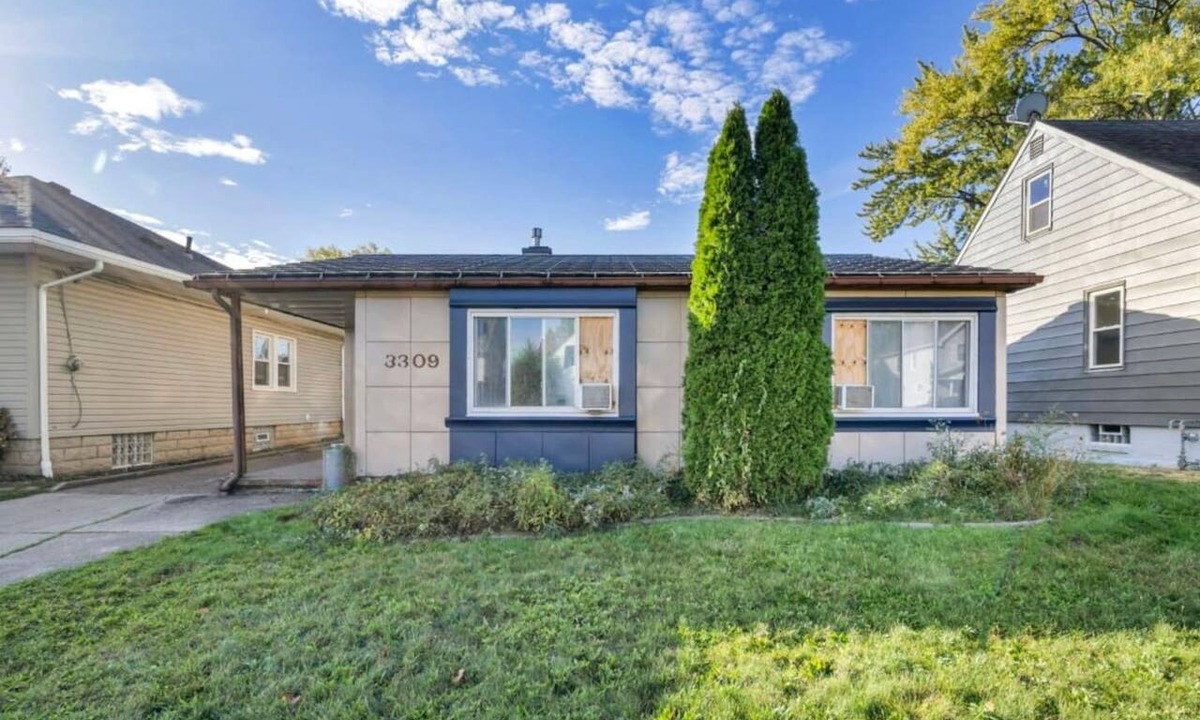 Parma House | Sunny 50s Retreat - 15 min DT & Airport