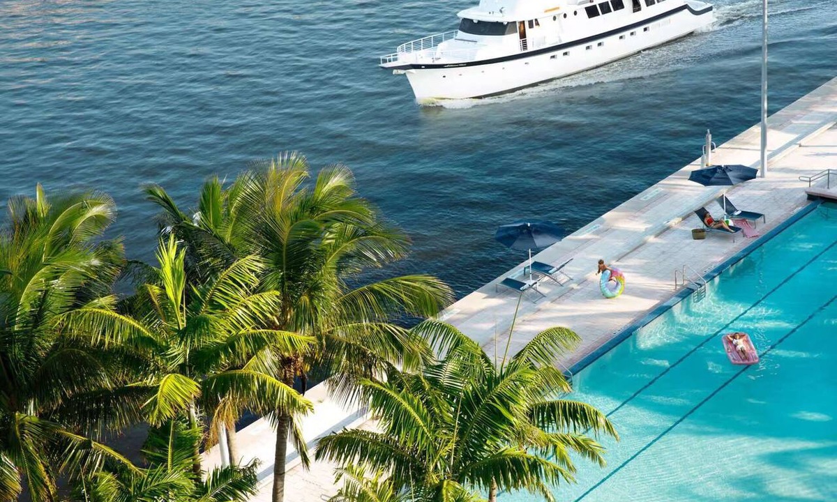 Hollywood South Central Beach Hotel | Sunny Oasis | Swimming. Restaurant