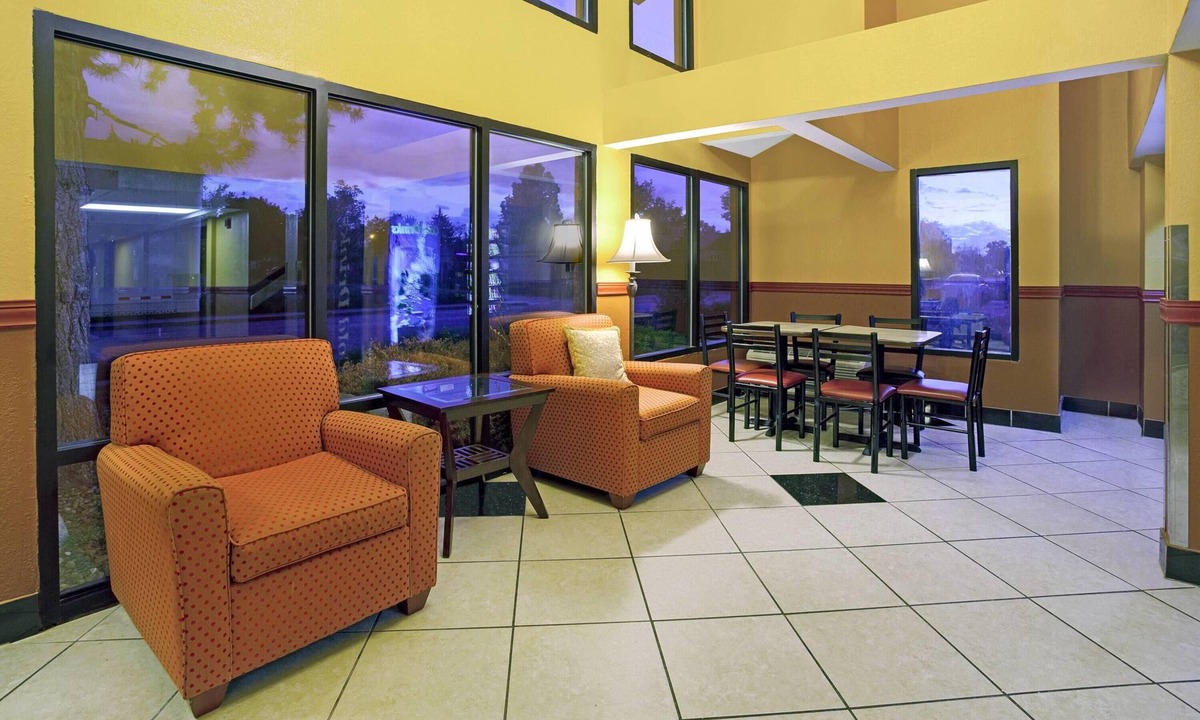Northeast Park Hill Hotel | Super 8 by Wyndham Denver Stapleton