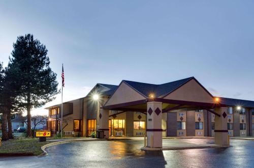 Northeast Park Hill Hotel | Super 8 by Wyndham Denver Stapleton