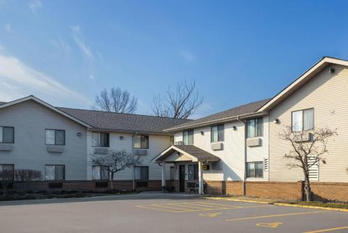 Mentor Hotel | Super 8 by Wyndham Mentor/Cleveland Area
