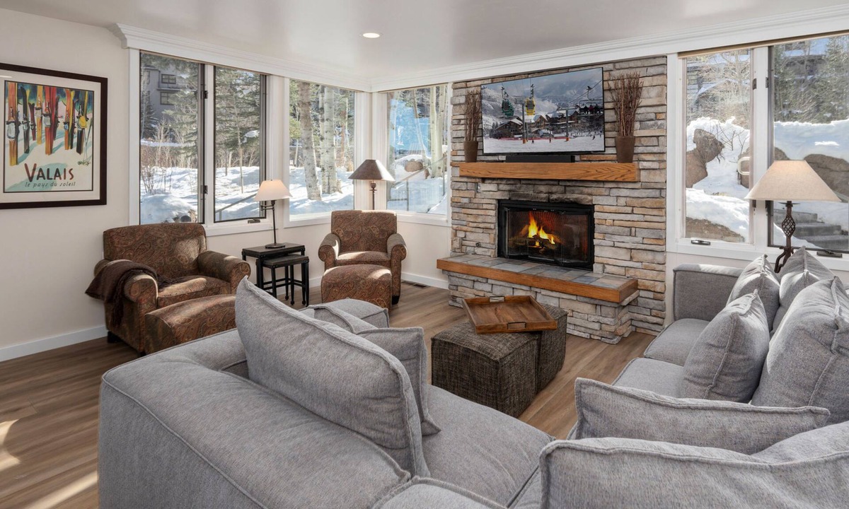 Snowmass Village Condo | Tamarack - Steps to the Slopes + ASE Transportation