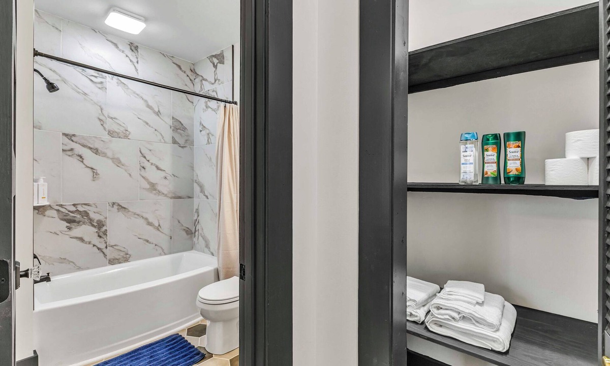 Medina House | The Big Blue House- 5 bedroom house - 1 block from Historic Medina Square