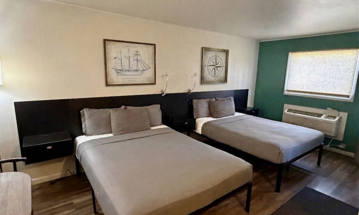 Bay View Bed & Breakfast | The Captain`s Room at The Cedar