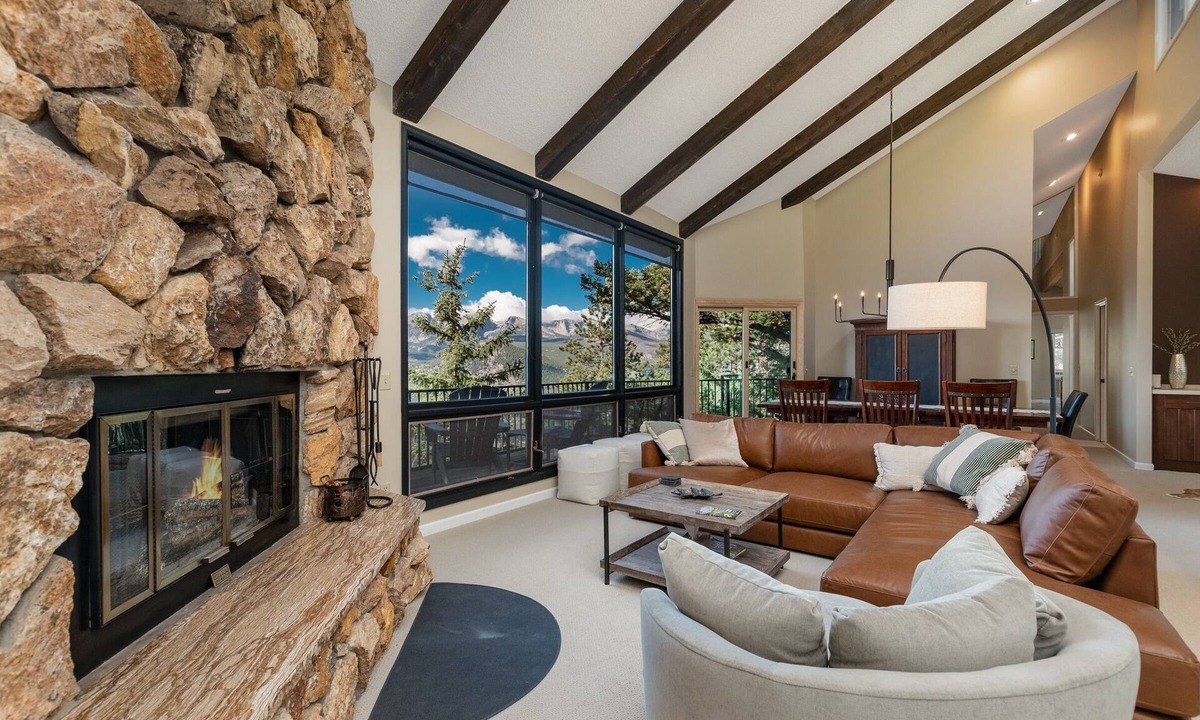 Windcliff Estates House | The Cedars Luxury At Windcliff 5 Bedroom Home by RedAwning