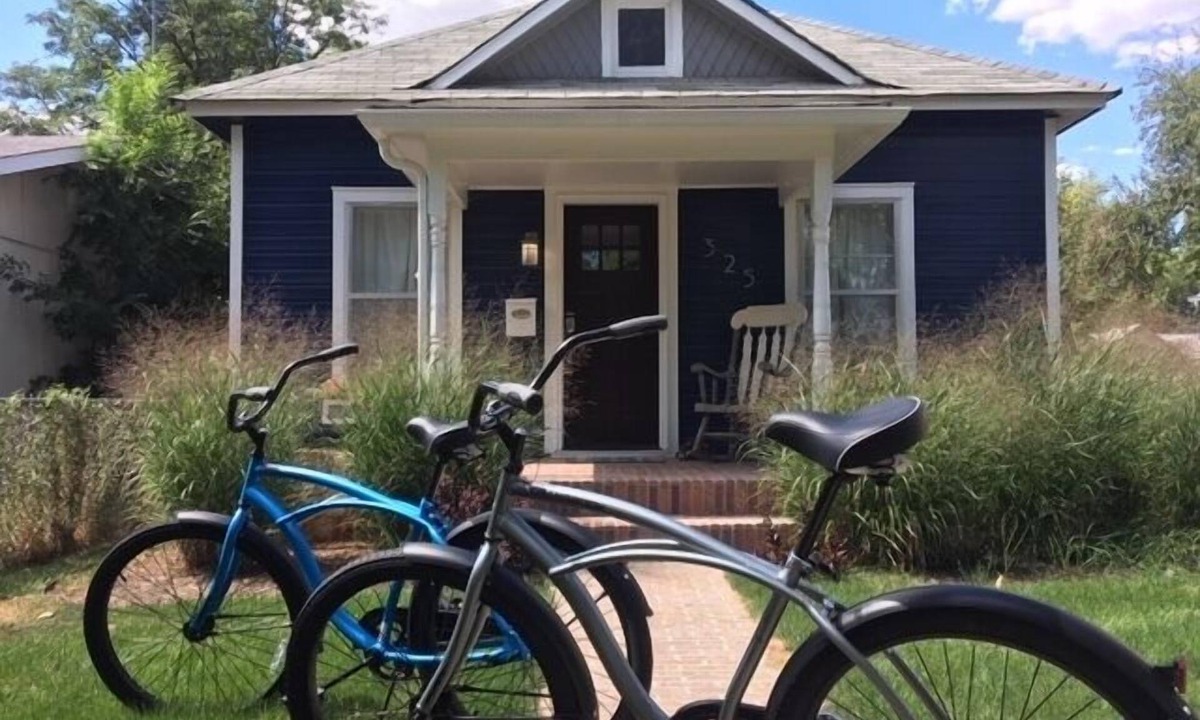 Martinez Park House | The Cottage! Chic Bungalow near Old Town Square!