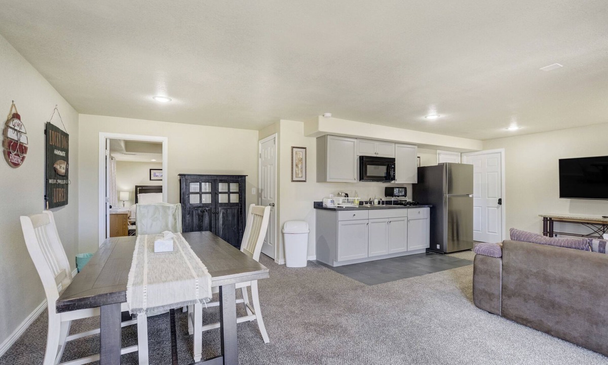 Fountain House | The Cozy Oak | Modern Basement Apartment