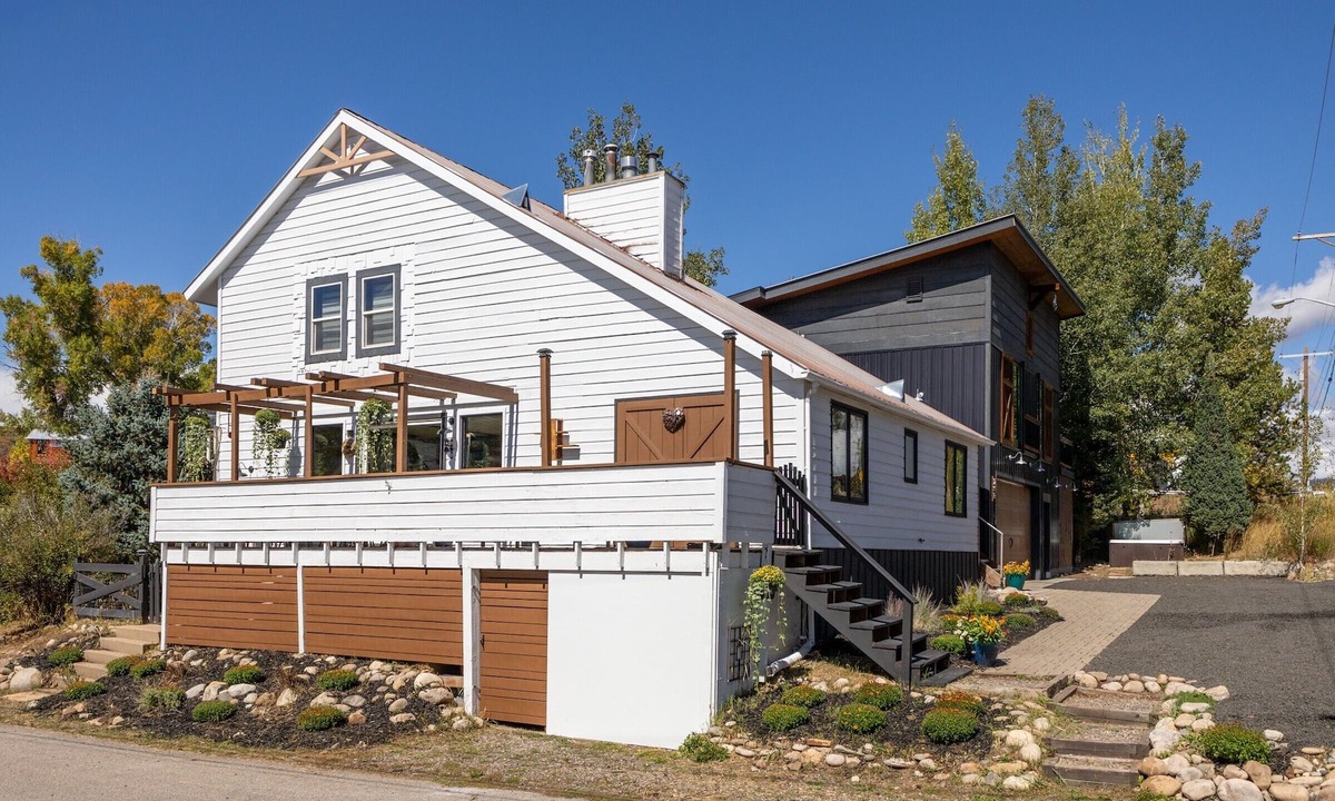 Old Town Ski Chalet | The Disco Chalet! 4-bed 3-bath, sleeps 10, pet friendly, Hot Tub, Walk downtown