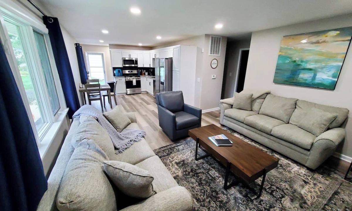 Mentor Headlands House | The Eagles Nest | King Bed | 5 Bds 2 Bath | Patio