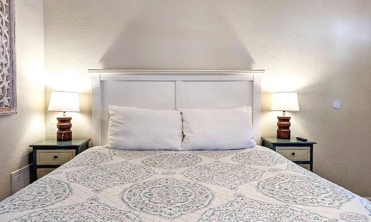 Manitou Springs Historic District Hotel | The Fountain Creek Inn | Creekside Queen | #102