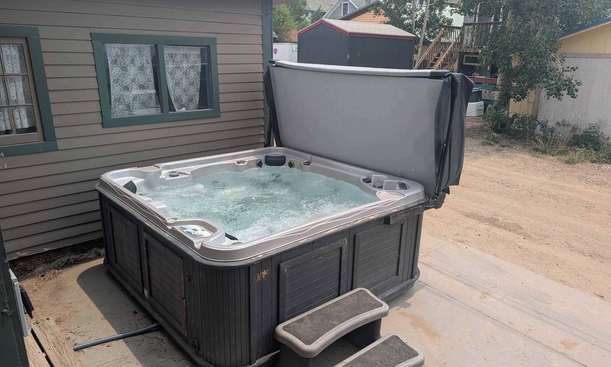 Leadville House | The Governor's Mansion — 6BR Sleeps 14, 3 Private Units, Hot Tub, Sauna