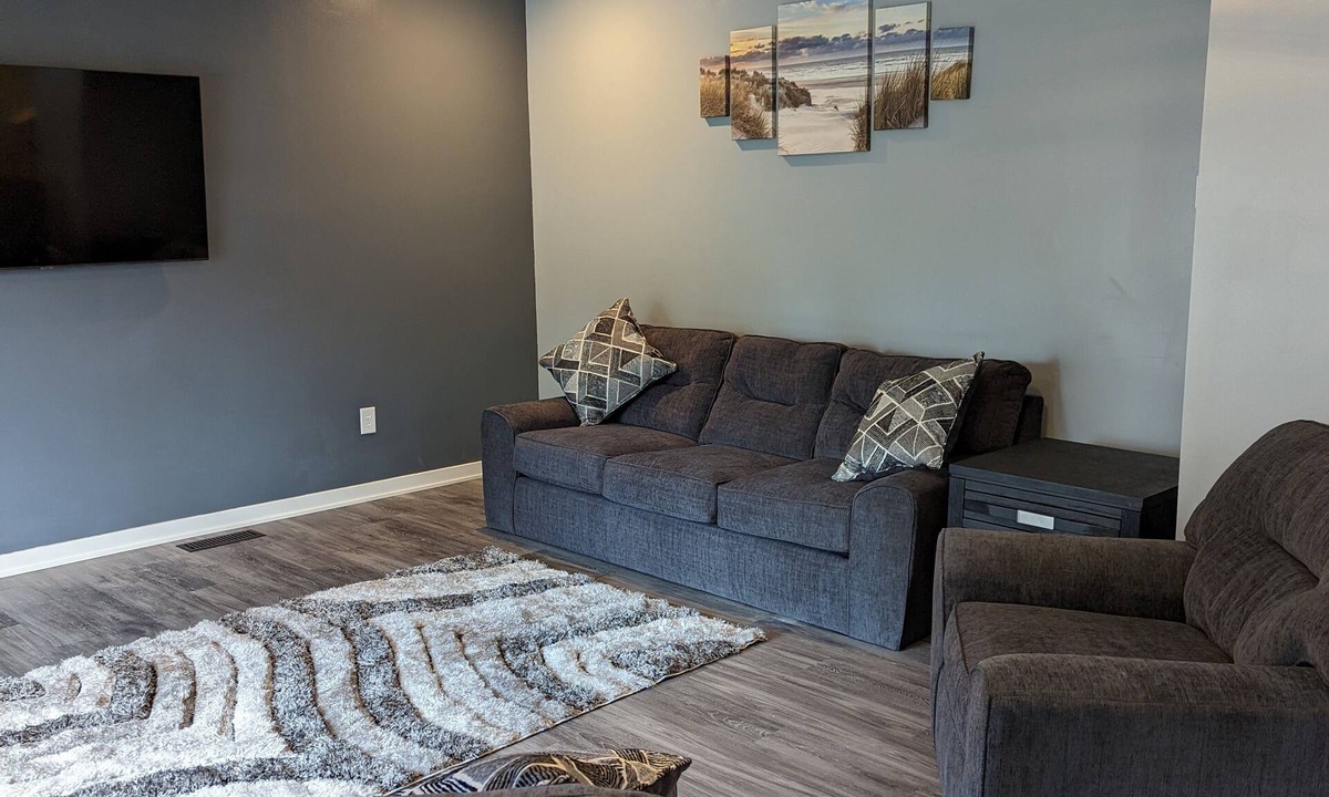 Ashtabula House | The Harbor Get Away. 5min walk to Bridge St,Walnut Beach, Marinas and lots more