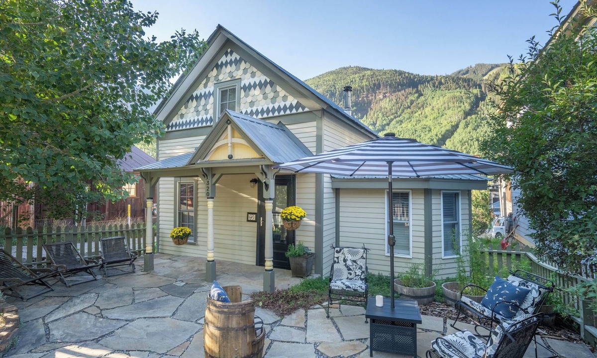 Telluride House | The Lily Pad~Heart of Telluride, 2 blocks to Skiing, 2 outdoor spaces, sunnyside