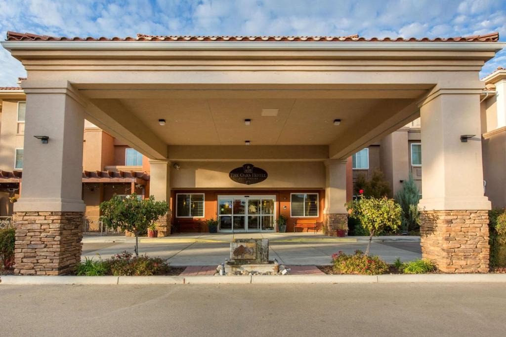 Paso Robles Hotel | The Oaks Hotel & Suites