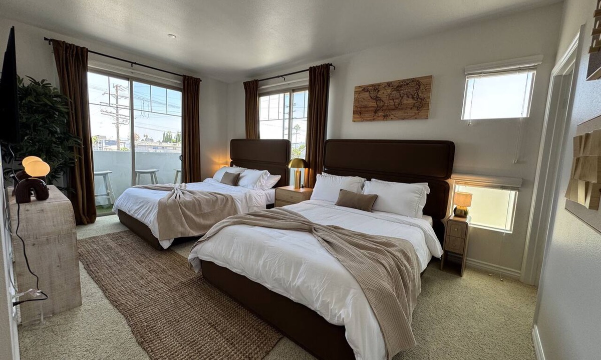 Sherman Oaks Hotel | The Oaks Retreat w/Dual Balconies, Gym, Parking & Laundry