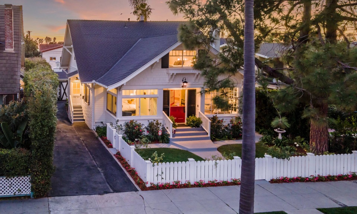 East Beach House | The Sea Captain's House & Loft - Coast Beach Luxury