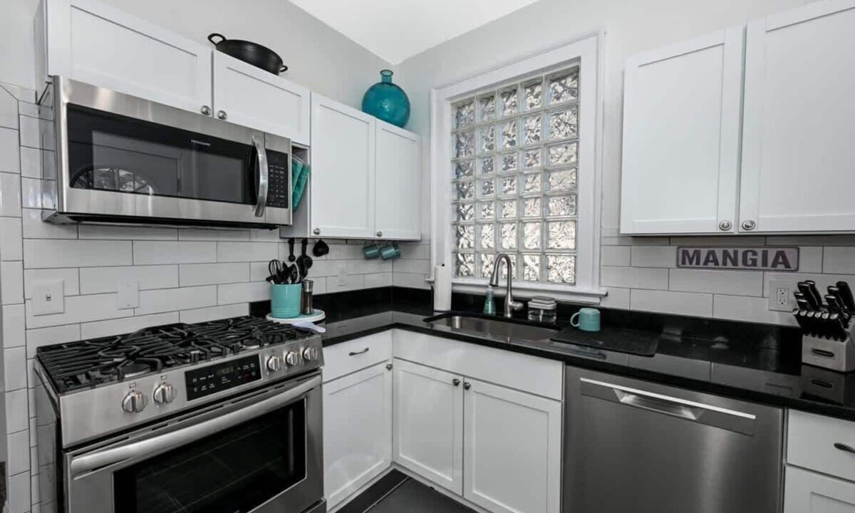 Cleveland House | The Turquoise Oasis: A Serene 6BR Near Cleveland Clinic