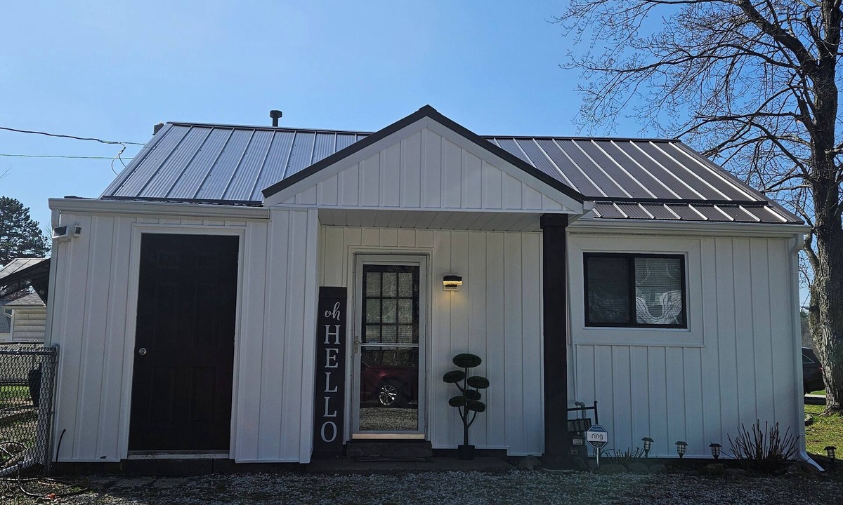 Akron House | The White House w/Hot Tub Portage Lakes Fenced Yard Pet-Friendly!