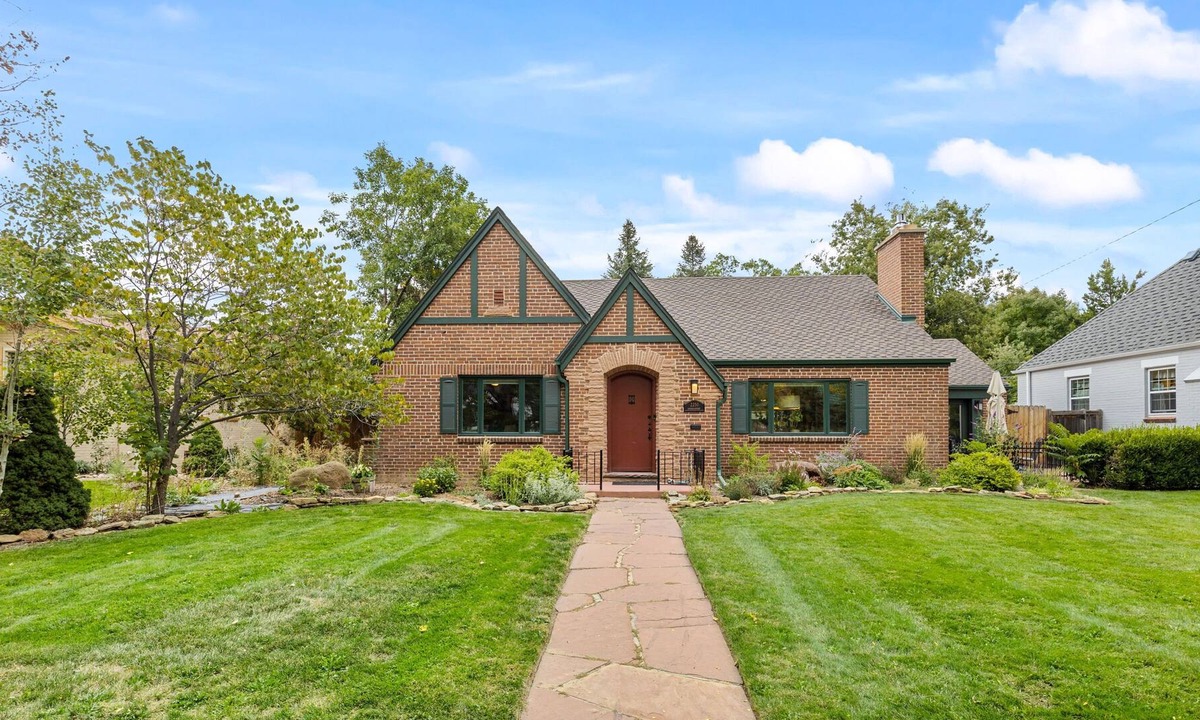 South Park Hill House | This house is a 4 bedroom(s), 2 bathrooms, located in Denver, CO.