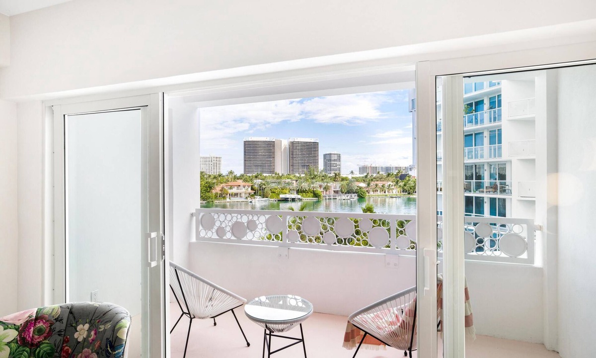 Bay Harbor Islands Apartment | Top Floor 1 Bed with Balcony and Water Views