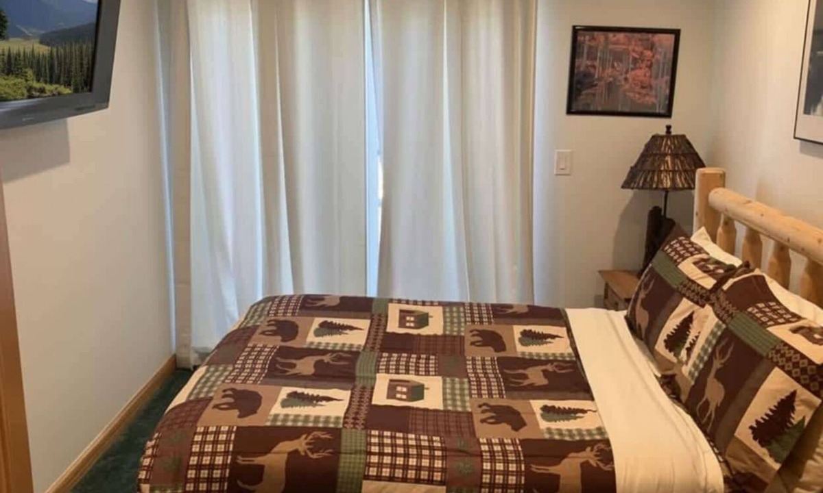 Tahoe Village Cabin | Townhouse condo with lakeviews close to lifts
