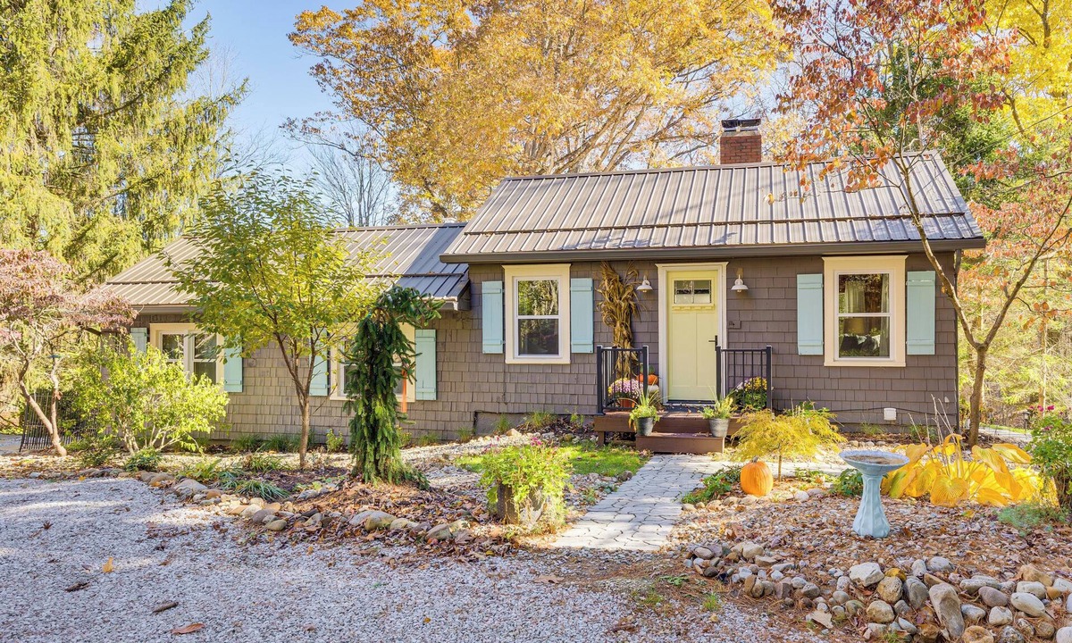 Cuyahoga Falls House | Trails, Wine & Events! Cuyahoga Falls Retreat