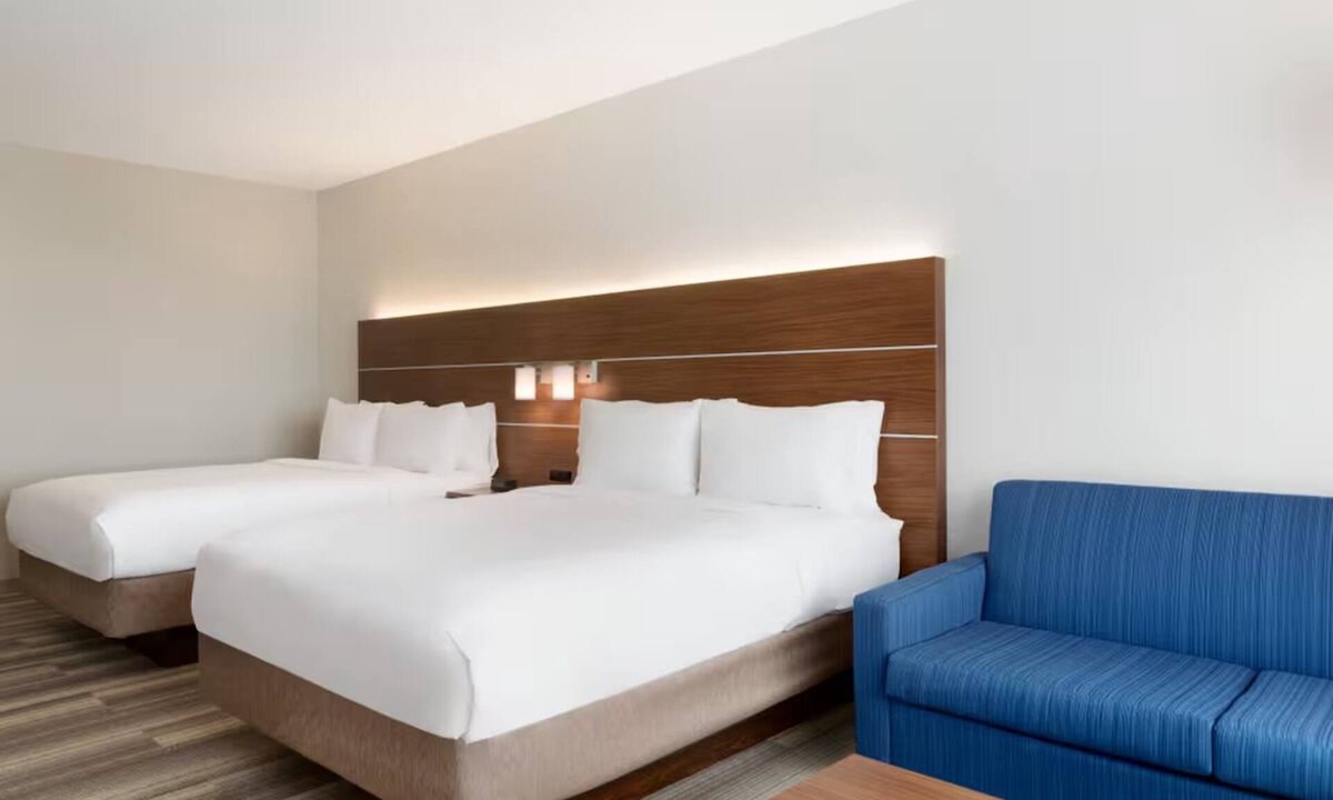 Roselawn Finance Hotel | Tranquil Cincinnati Retreat | Ideal for Weekend Explorers & for Unwinding