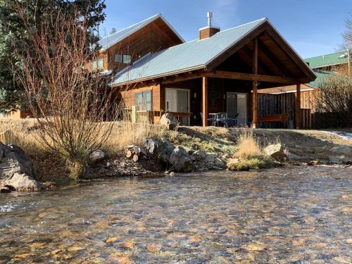 Red River House | Tranquil Little Cabin On The River With High Speed Wifi