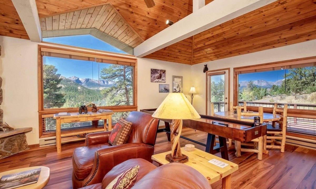 Windcliff Estates House | Tranquil Luxury Vacation At Windcliff 3 Bedroom Home by RedAwning