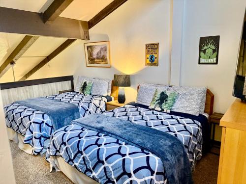 Yosemite West Apartment | Treetop Condo in Yosemite-Sleeps 6-Balcony