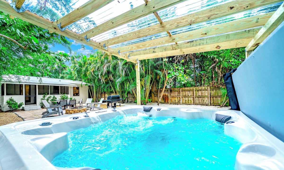 Wilton Manors House | Tropical Bungalow+Walk 2 Wilton Dr+1 Mile 2 Beach!