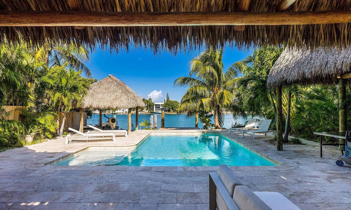 North Beach Villa | Tropical Waterfront Retreat in Miami Beach: Your Ultimate Vacation Escape