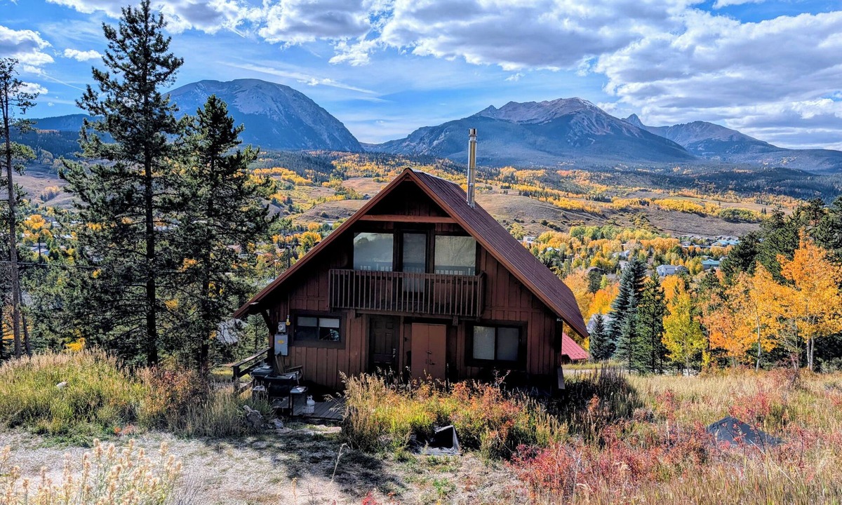 Silverthorne House | Truly adventurous? Cozy cabin vibes with town & trails just minutes away!