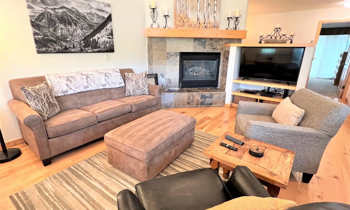 Breckenridge Ski Chalet | Twin Elk Mount Cameron Condo Ski-In Hot Tub Walk to Town